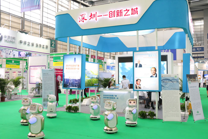 医学国际医疗智能机器人云小宝亮相本次展会并成为焦点